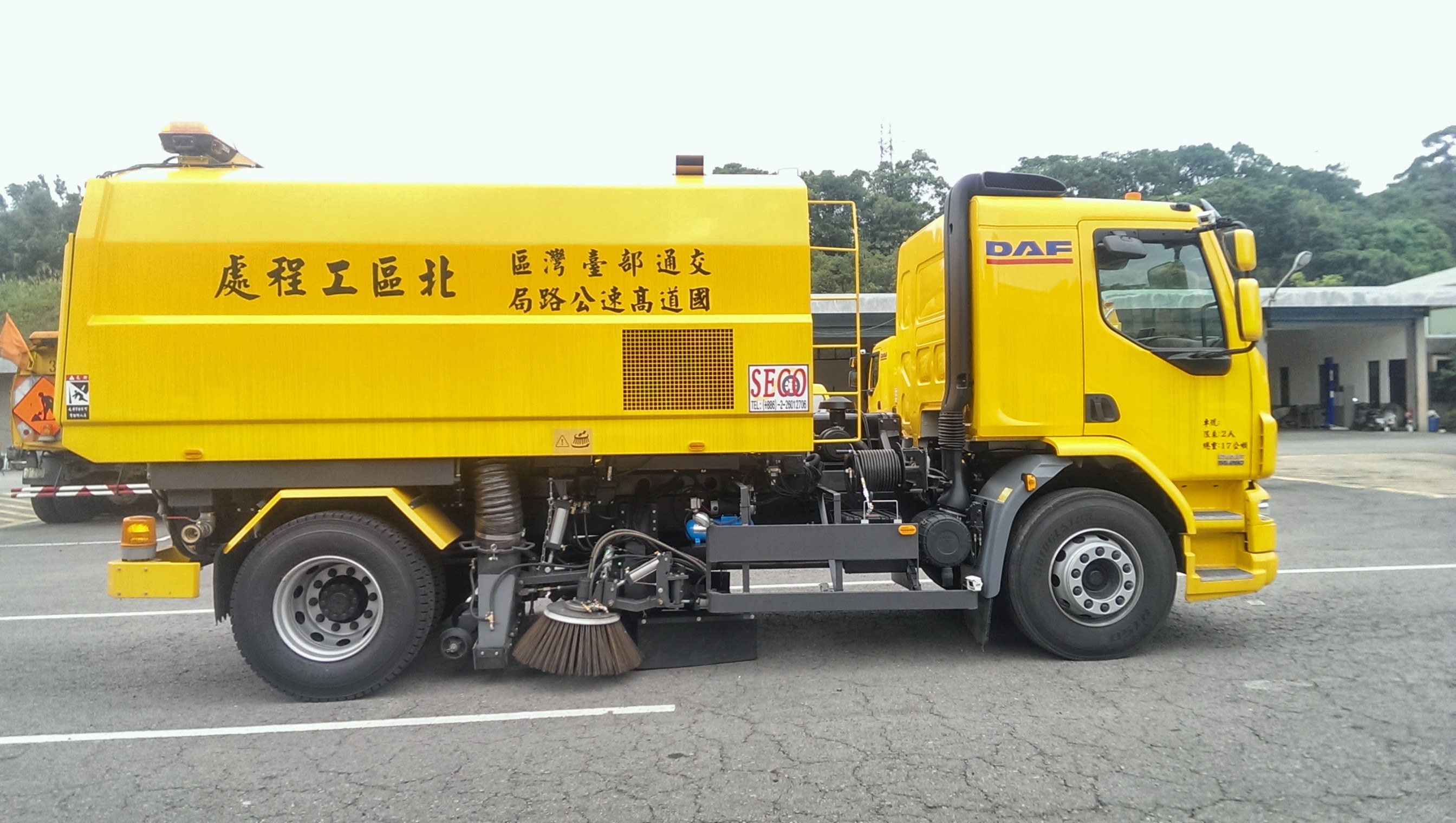 中型掃街車(掃路車)SV600 - 大來重工